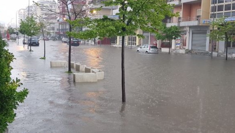 Priten reshje me intensitet të lartë në Vlorë, Bashkia apel qytetarëve: Bëni kujdes! Rrugët ku s'duhet të parkoni automjetet 