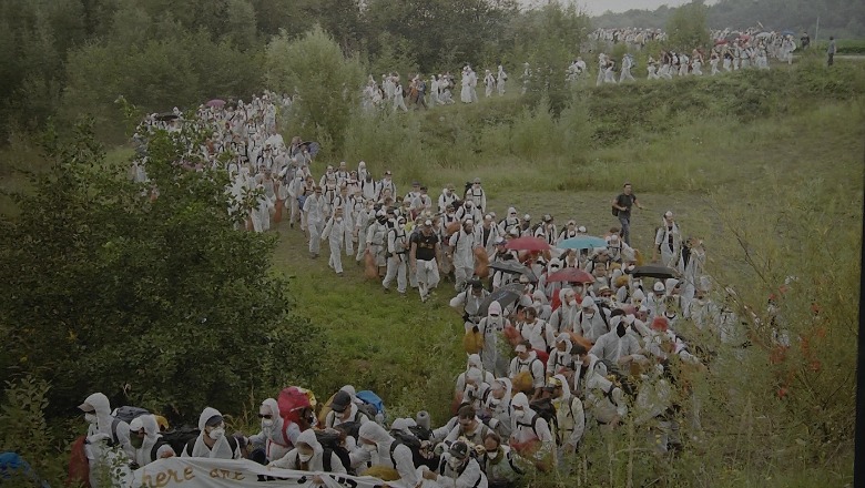 Lufta, ndryshimet klimatike dhe emigracioni, në FOTO! Shkrepjet nga gjithë globi, në sheshin “Skënderbej”