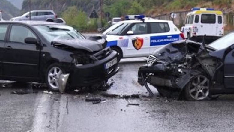 Lushnjë/ Makina e dy turistëve polakë karambolohet me veturën 'Renault', 3 të plagosur! Shkak dyshohen shpejtësia dhe lagështira në rrugë