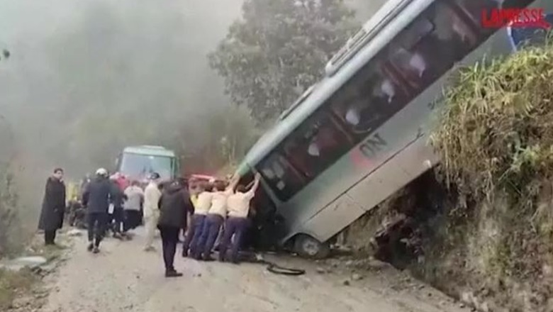 Po ktheheshin nga Machu Picchu, autobusi me turistë bie nga 30 metra, 31 të plagosur! Dhjetë prej tyre italianë, shkak mjegulla në rrugë (FOTOT)