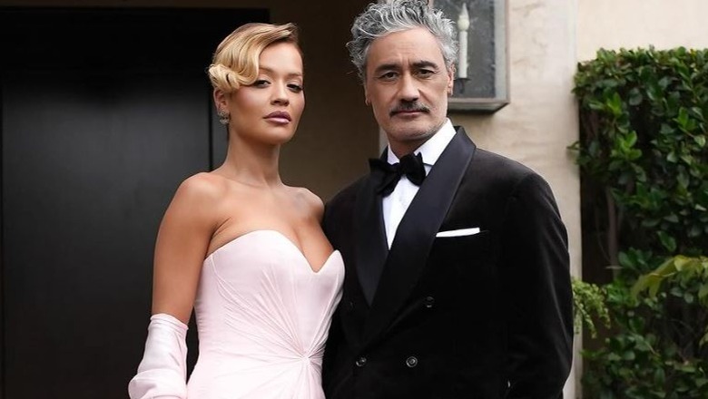 Rita Ora flet për martesën e saj me regjisorin Taika Waititi: Ishim miq të mirë që u dashuruam