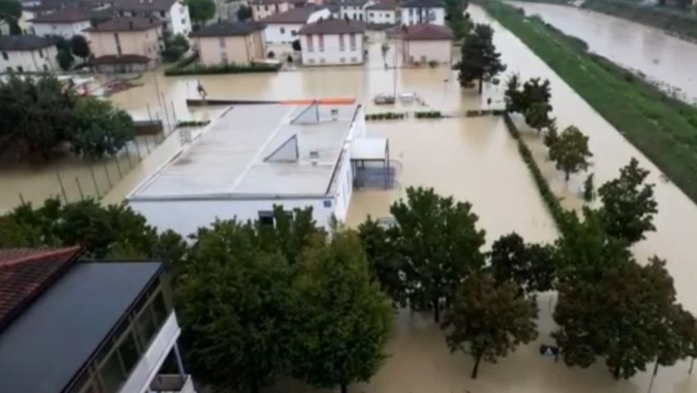 Lumenj që vërshojnë, rrugë, banesa dhe plazhe të përmbytura në Itali! Pamjet nga situata e motit të keq në Amilia Romagna