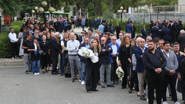 FOTO/ Krerët e shtetit, politika, miq e të afërm, të gjithë për të përcjellë Gerti Bogdanin