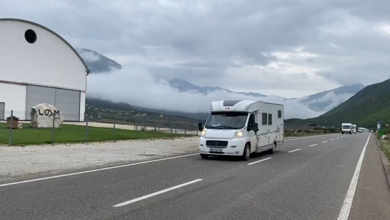 VIDEOLAJM/ Turistët zviceranë pushojnë me kamper në Dibër, do eksplorojnë dhe bregdetin