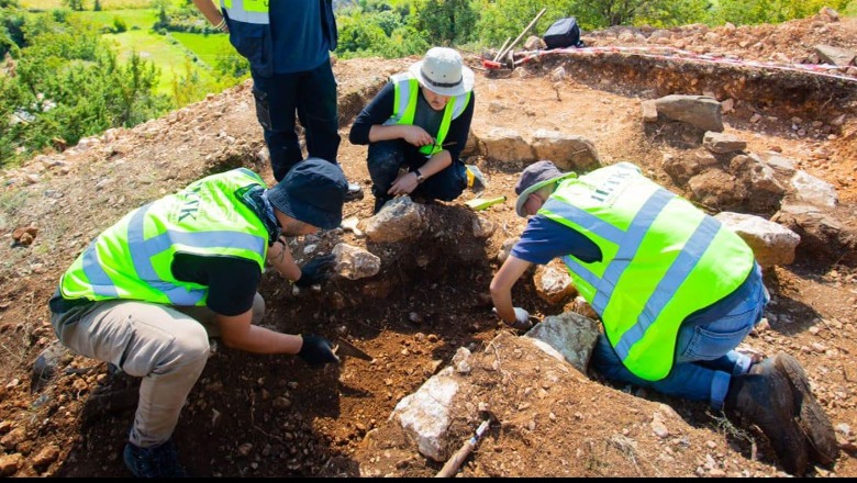 Zbulohet një varrezë historike e periudhës helenistike në Shënmri, Rama: Vlerë e shtuar e trashëgimisë kulturore