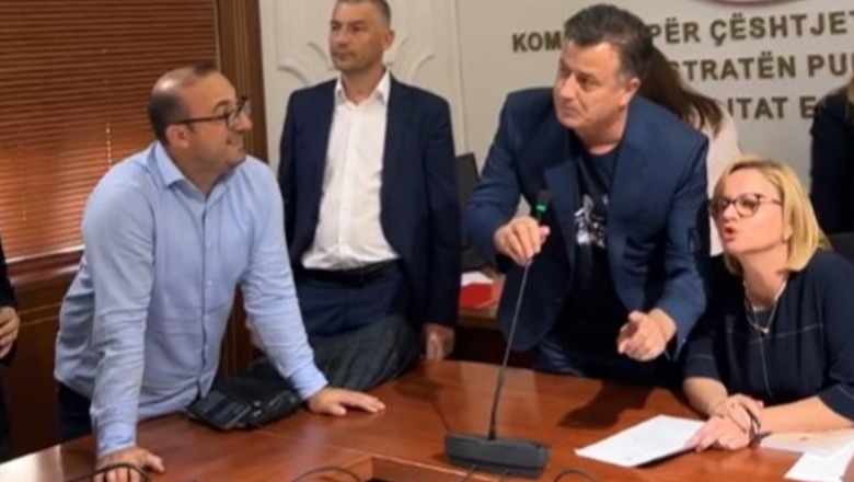 Kaos tek Sekretariati i Etikës, Korreshi bën përshendetjen komuniste me grusht në ballë, Noka socialistëve: 'Hajdutë!' Ndërpritet mbledhja