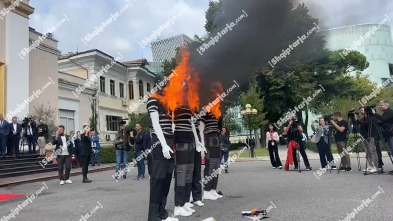 LIVE/ Tensione në Kuvend! Deputetët e përjashtuar të PD tentojnë të hyjnë me forcë, përplasen me Gardën! Noka sërish me benzinë në Parlament, i vë flakën manekinëve në oborr! PS në seancë voton ligjet!(VIDEO)