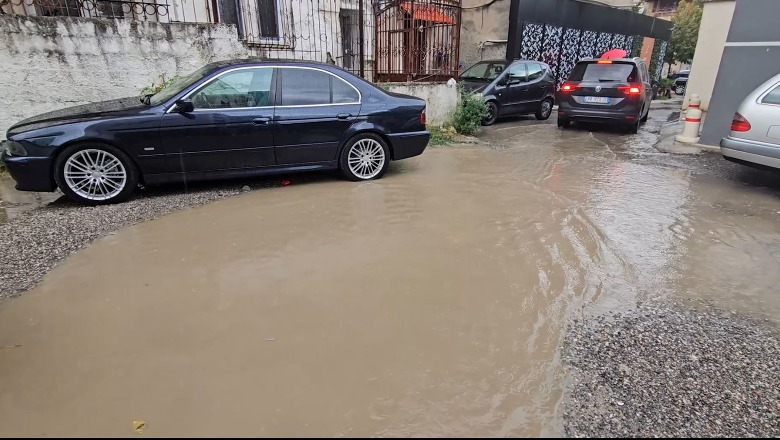 Moti i keq/ Përmbytet rruga pranë shkollës 9-vjeçare ‘Martin Camaj’ në Shkodër