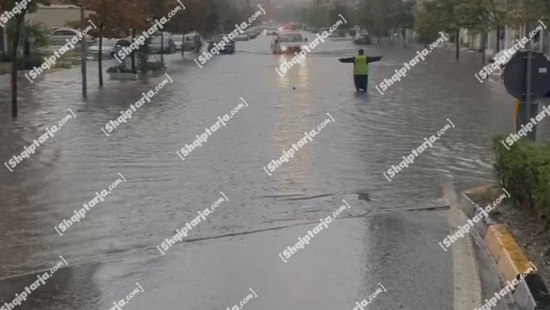 Moti i keq/ Vlora nën ujë, shiu përmbyt rrugët kryesore! Makinat mes për mes ujit, polici rrugor i orienton! E përmbytur dhe rruga lidhese e e autostradës me Transballkaniken