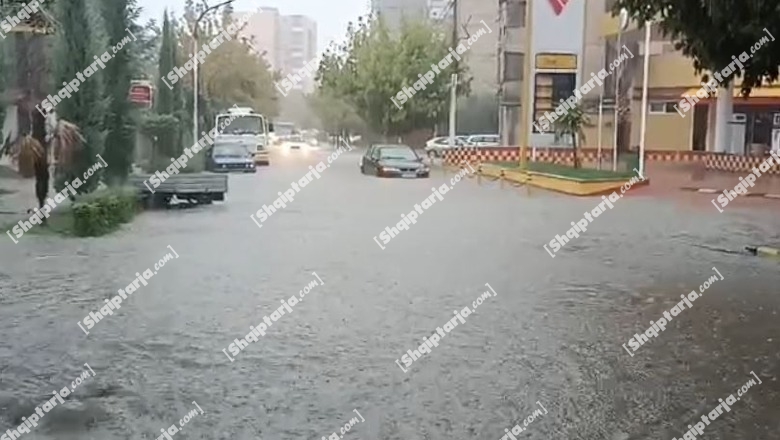 Reshjet e shiut përmbytin rrugët në Lushnje, qarkullim i rënduar në disa akse