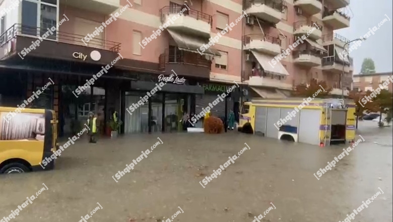 VIDEO/ Vlora nën ujë/ Zjarrfikësit ndihmojnë një grua dhe një burrë! Kishin mbetur të bllokuar në farmaci e makinë