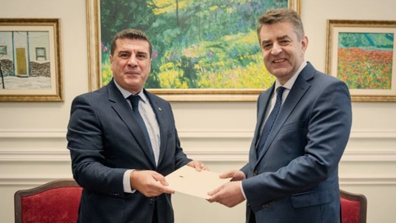 Shqipëria hap zyrtarisht ambasadën në Ukrainë, ambasadori Ernal Filo dorëzon letrat kredenciale