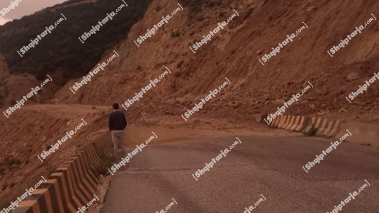 Reshjet e shiut shkaktojnë rrëshqitje dherash, bllokohet kalimi i mjeteve në Bypass-in e Vlorës