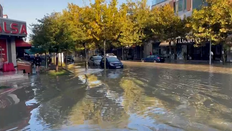 PAMJET/ Vlora zgjohet nën ujë, rrugët e lagjet ende të përmbytura