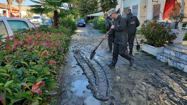 Përmbytjet në Vlorë/ Ushtria pastron llumin e ujin nëpër rrugë e në blloqet e banesave! Uji ka hyrë dhe në Xhami 