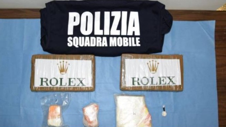 Itali/ Shqiptari kapet me 3 kg kokainë të paketuar me “Rolex” dhe 48 mijë euro cash në banesë! Me precedentë penalë në trafikun e drogës, e tradhtuan lëvizjet