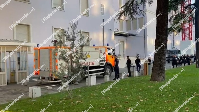 VIDEO/Protesta e PD, FNSH brenda Kryeministrisë! Autobotë me ujë jashtë godinës