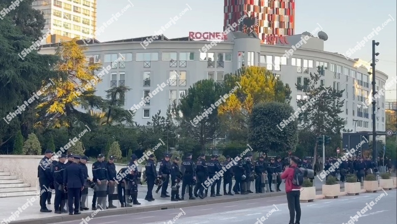 Rreshtohet kordoni i parë policor përpara Kryeministrisë, konfirmohet dhe prania e Antiterrorit (VIDEO)