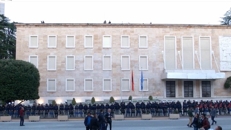 LIVE- Opozita në protestë! PD mori 4 orë leje, por fsheh itinerarin! Policia e FNSH blindojnë kryeministrinë, vijon grumbullimi i militantëve (VIDEO +FOTO) 