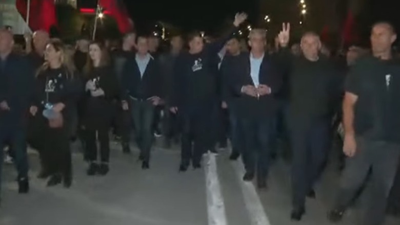 Protestuesit lëvizin nga godina e Kryeministrisë, shkojnë tek Drejtoria e Policisë