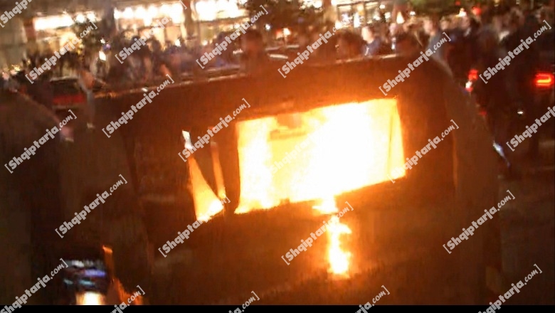 VIDEO/ Protestuesit i vënë flakën kazanit të plehrave