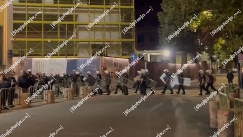 Protesta e opozitës, shtohen forcat e policisë tek Bashkia e Tiranës