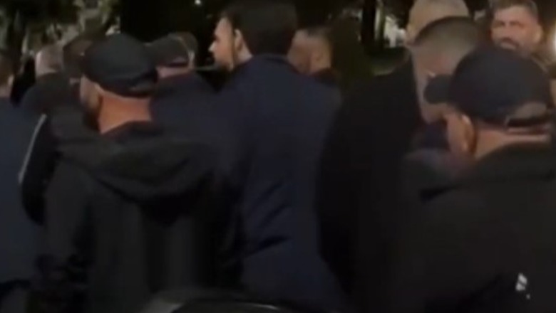 VIDEO/ Shkëlzen Berisha në protestë, i rrethuar me një tufë truprojash