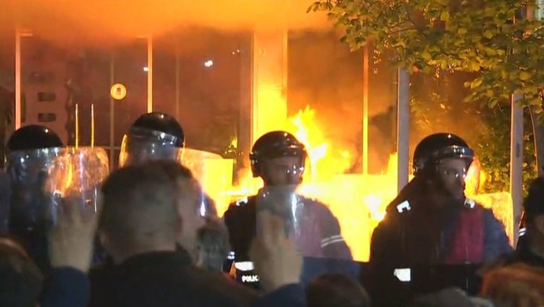 PD protestë me molotovë, 10 policë të lënduar! Policia thirrje protestuesve: Ndaloni sulmet