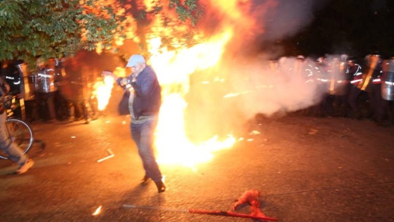 ‘Mirë t'u bëhet, ç'ju duhej të dilnit në protestë’, Aktivistja e PD tregon: Më dogjën babin, një nga flakadanët iu hodh tek këmbët  (VIDEO)