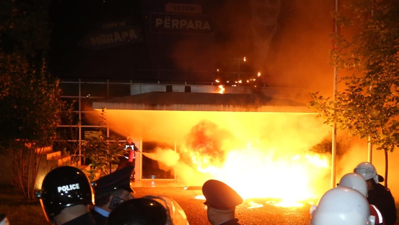 Protesta e PD/ Molotovë drejt selisë së PS dhe institucioneve, arrestohet një protestues, 7 në kërkim! 5 të shoqëruar