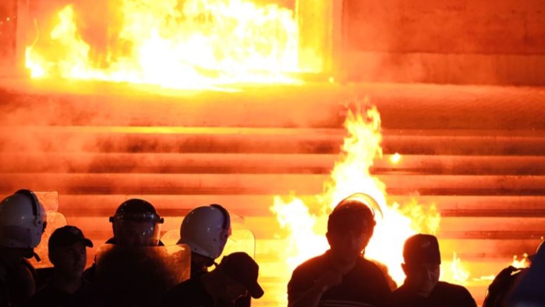 Hodhën molotovë e shkatërruan në protesta e 7 tetorit, arrestohen edhe 2 protestues! 5 nën hetim 