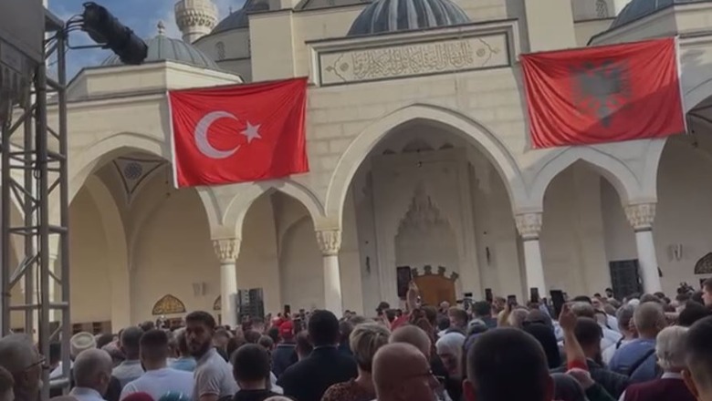 Xhamia e Namazgjasë plot me besimtarë, presin Erdogan për ceremoninë e hapjes (VIDEO)