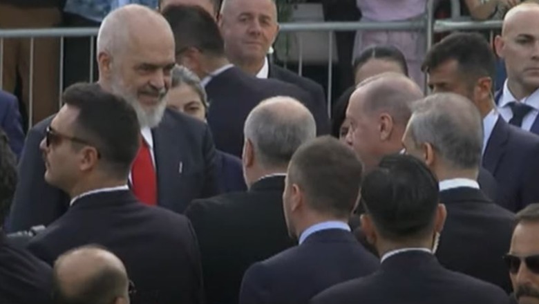 Erdogan mbërrin tek Xhamia e Namazgjasë për inaugurimin, pritet nga disa nxënës shkolle dhe kryeministri Rama 