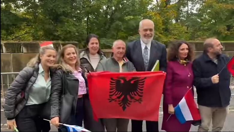 ‘Urime, të kena prit, faleminderit dhe jemi të bindur se grup-kapitujt do mbyllen!’ Shqiptarët surprizojnë Ramën para selisë së BE, pozojnë me flamurin kuqezi