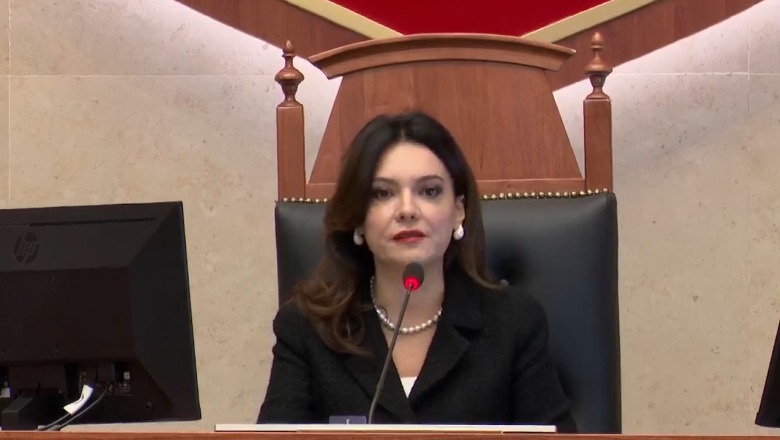 Tensionet tek Parlementi, Spiropali: Keqardhje e madhe, dhuna dhe e shkatërrimi nuk mund të imponohen si të drejta demokratike