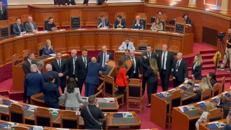 Kaosi në Parlament, Spiropali përjashton 2 deputetët e PD, Elda Hoti dhe Petrit Doda! Nuk pranojnë të dalin nga salla