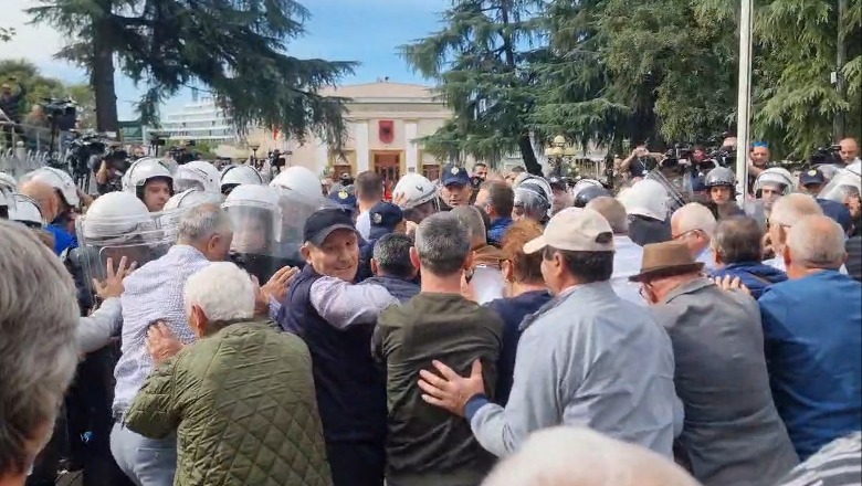 Përplasje e fortë mes Policisë e Gardës dhe deputetëve të Opozitës! Bardhi dhe Sula sulmojnë fizikisht: Të largohet FNSH, s’ka punë këtu! (VIDEO)