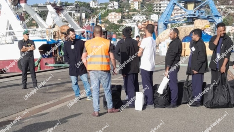  Pas vendimit të Gjykatës së Romës, 12 emigrantët lënë kampin e Gjadrit! Anija niset drejt Italisë (VIDEO)