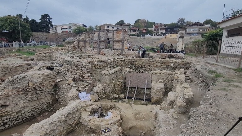 Gërmime në Amfiteatrin e Durrësit, arkeologë shqiptarë e italianë zbulojnë një furrë qeramike dhe një varr të periudhës mesjetare