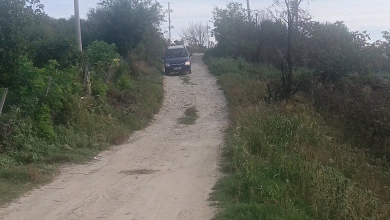 Lushnje/ 300 banorë të fshatit Hajdaraj pa rrugë, banorët: S’hyn makina, 3 kilometra çdo ditë në këmbë