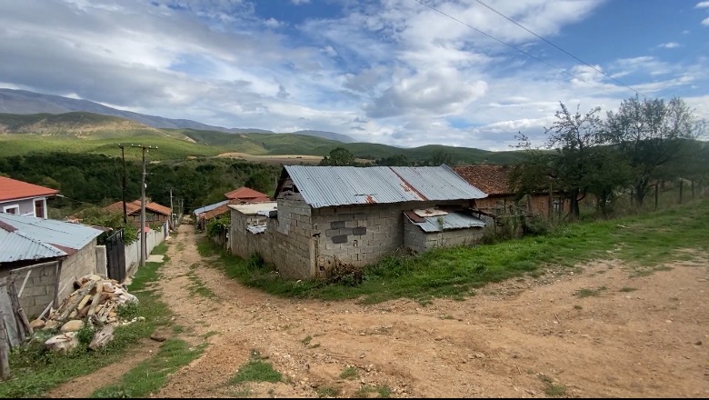 Reportazh/ Plaga e shpopullimit në Lumas të Pogradecit, i moshuari me lot në sy: I druhem largimit të nipërve! Banorët: Rruga e mungesa e shërbimeve shkak i emigrimit