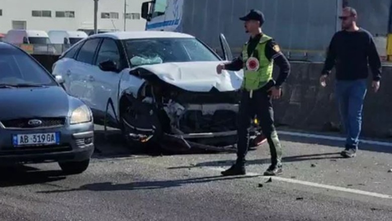 Aksident në autostradën Tiranë-Durrës, përfshihen 4 makina! Krijohet trafik i rënduar