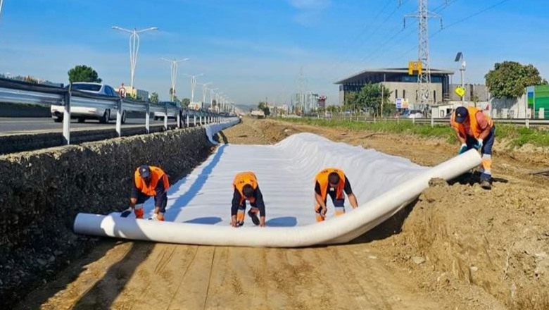 Autostrada Tiranë-Durrës me 4 korsi në secilin drejtim, nis puna për gërmimin e trupit të rrugës (Foto)