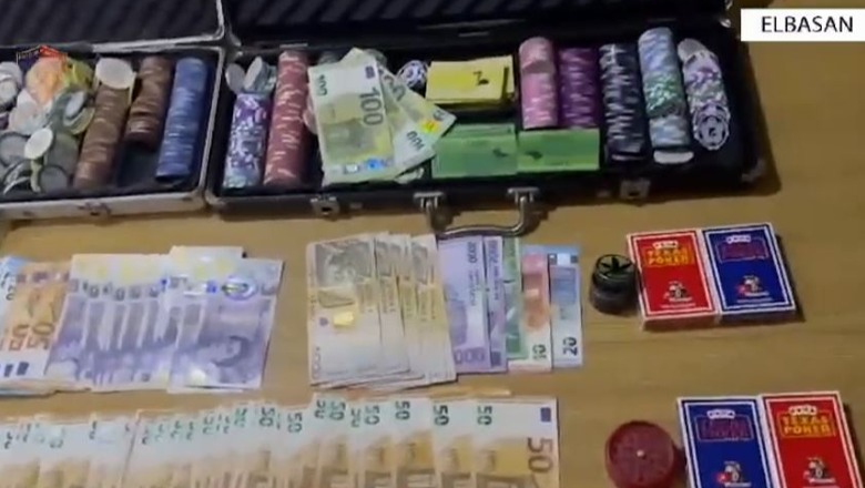 Elbasan/ Kishte përshtatur lokalin për organizimin e lojërave të fatit, arrestohet 35-vjeçari dhe 9 të tjerë! Sekuestrohen çipsa pokeri, drogë e para