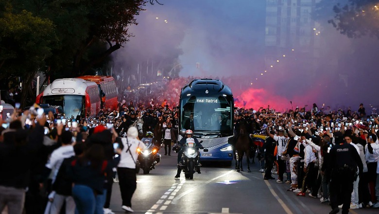 VIDEO/ Kuaj, flakadanë dhe mijëra tifozë! Si pritet Real Madrid në 'Bernabeu' para El Clasicos