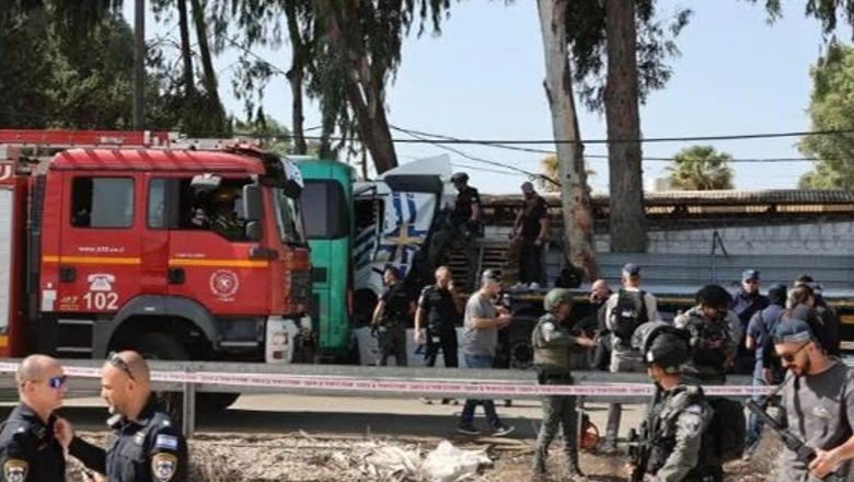 Lufta/ Kamioni përplaset me një stacion autobusi pranë Tel Aviv, 1 i vdekur e dhjetra të plagosur! Media: Shoferi u vra nga civilët e armatosur! Dyshohet për sulm terrorist