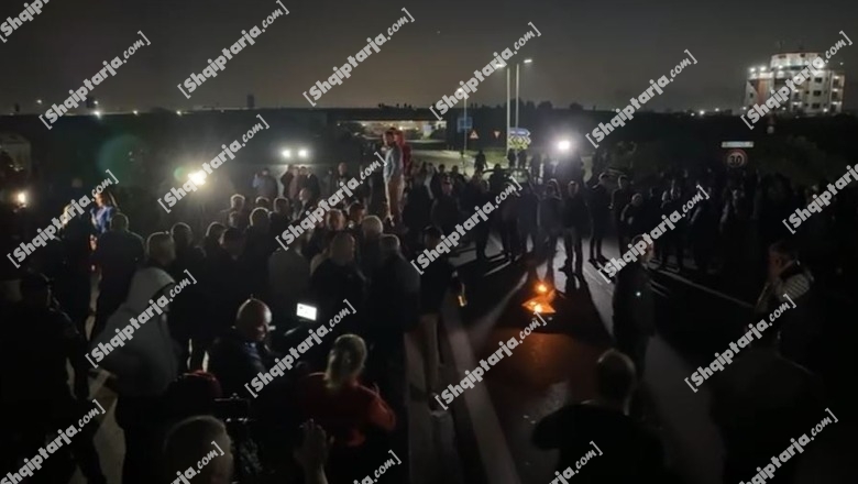 Shkozet/ Policia i bën thirrje të lirojnë rrugën, protestuesit irritohen e djegin goma (VIDEO)