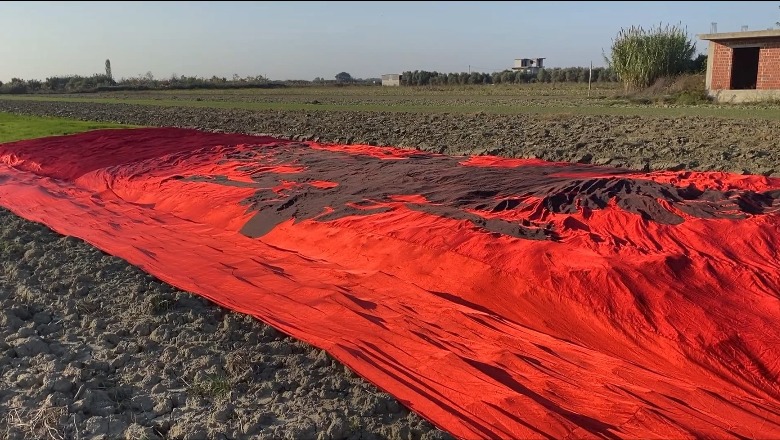 VIDEO/ Flamuri kuqezi, prej 800 metra katrorë po punohet në Fier për festën e Pavarësisë! Më i madhi që keni parë ndonjëherë 