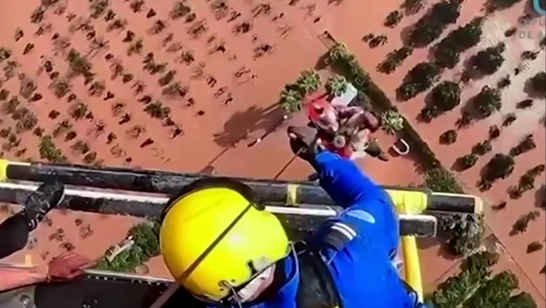 Spanjë/ Operacionet nga ajri në Valencia, shpëtohet fëmija 1 vjeç (VIDEO)