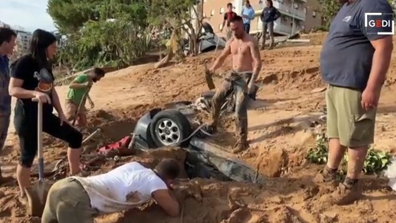 Mund të ketë njerëz brenda! Na ndihmoni! Përmbytjet në Spanjë, vullnetarët gërmojnë baltën ku është groposur makina (VIDEO) 